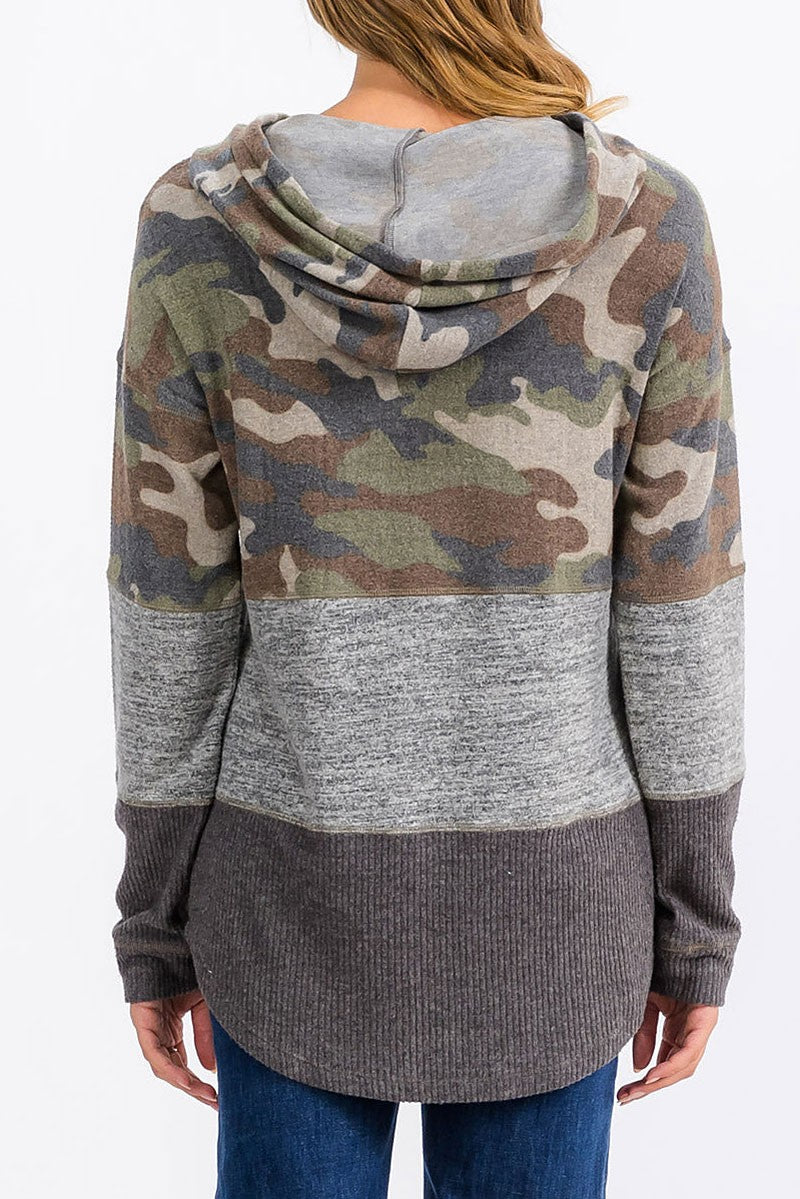 Hooded camo colorblock pullover sweater (RVWT6409)