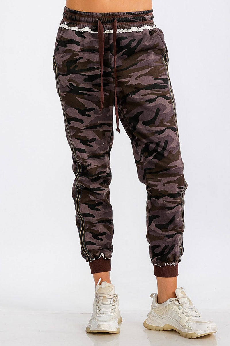 Front pocket camo print jogger sweatpants (RVWT6447)