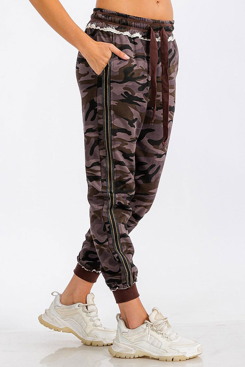 Front pocket camo print jogger sweatpants (RVWT6447)