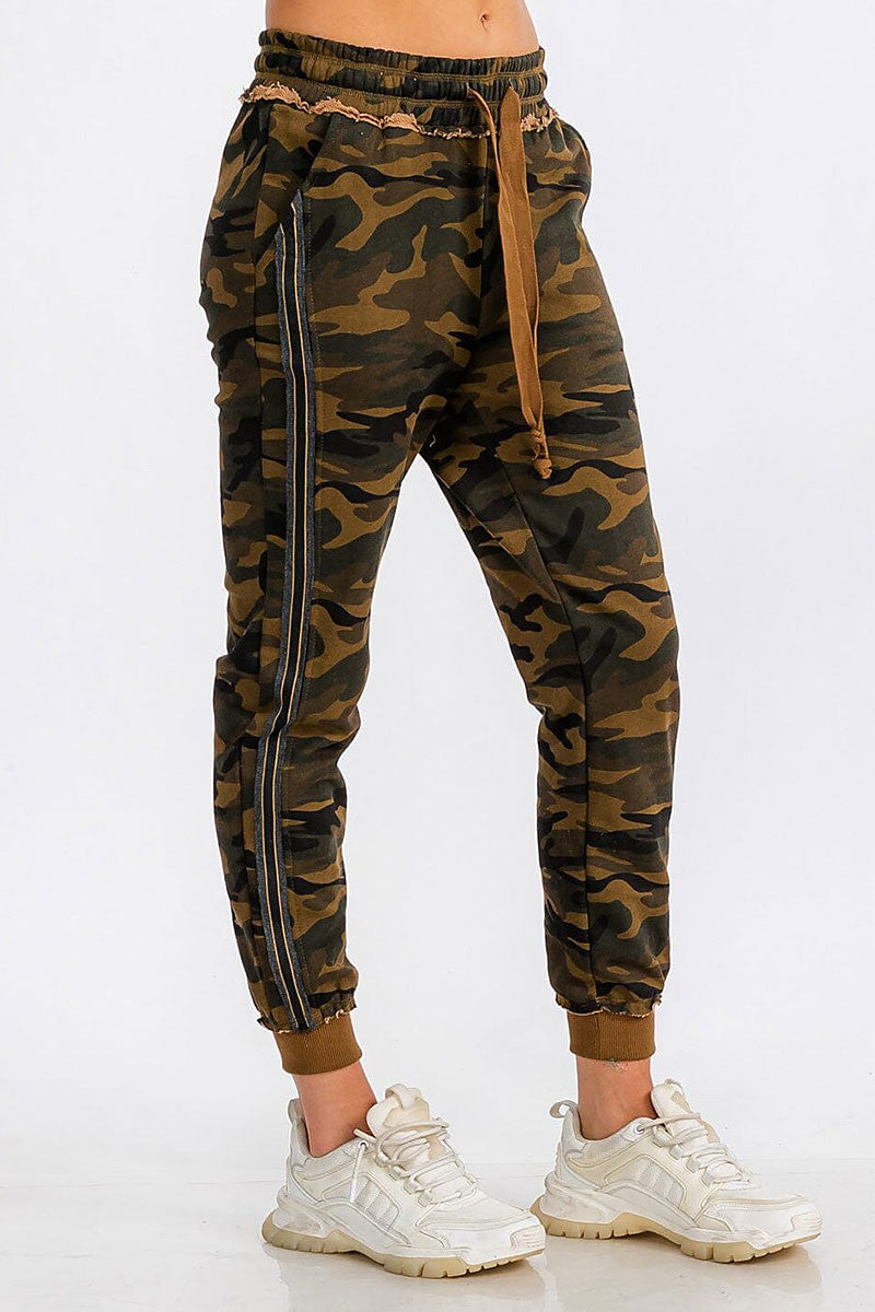 Front pocket camo print jogger sweatpants (RVWT6447)