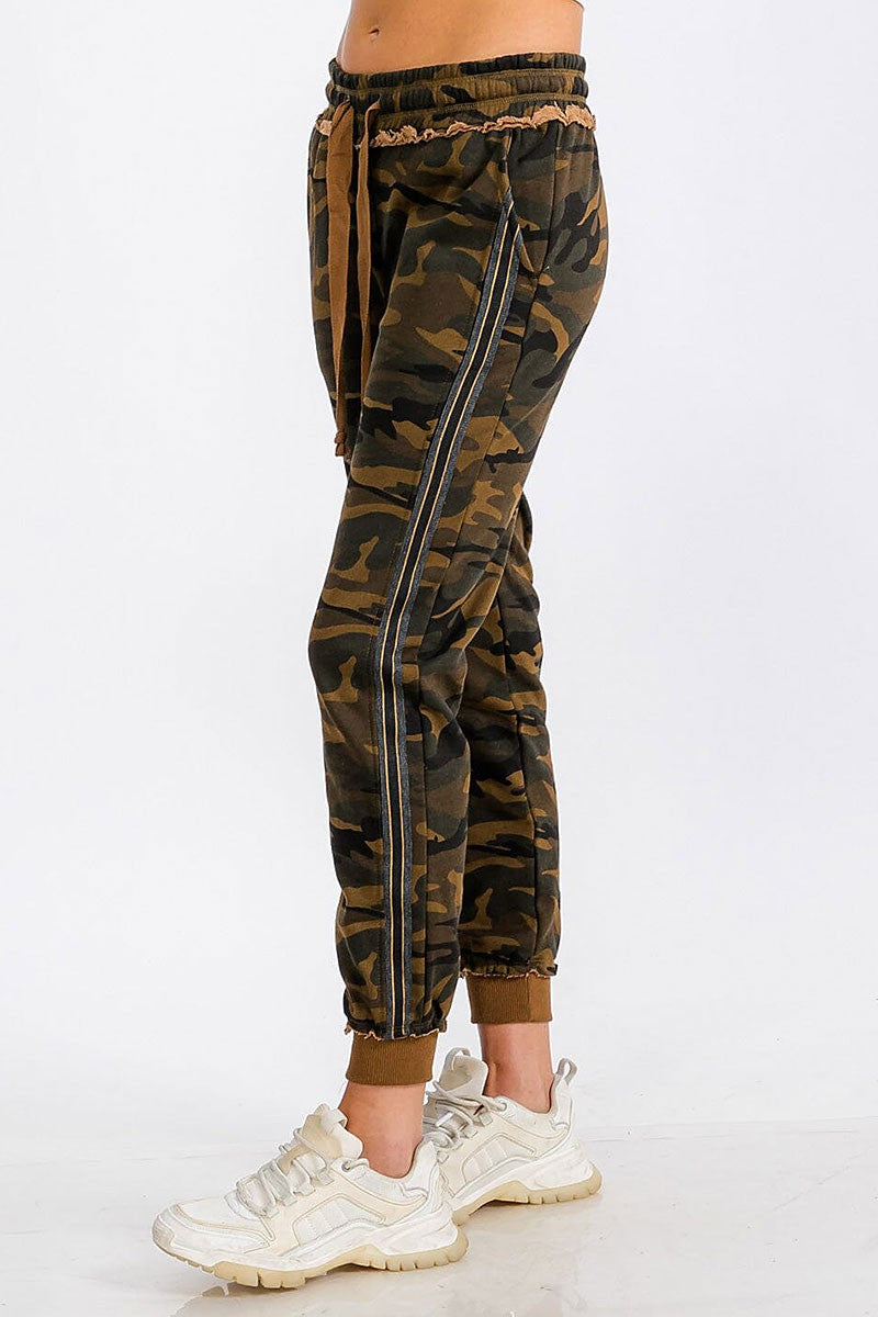 Front pocket camo print jogger sweatpants (RVWT6447)