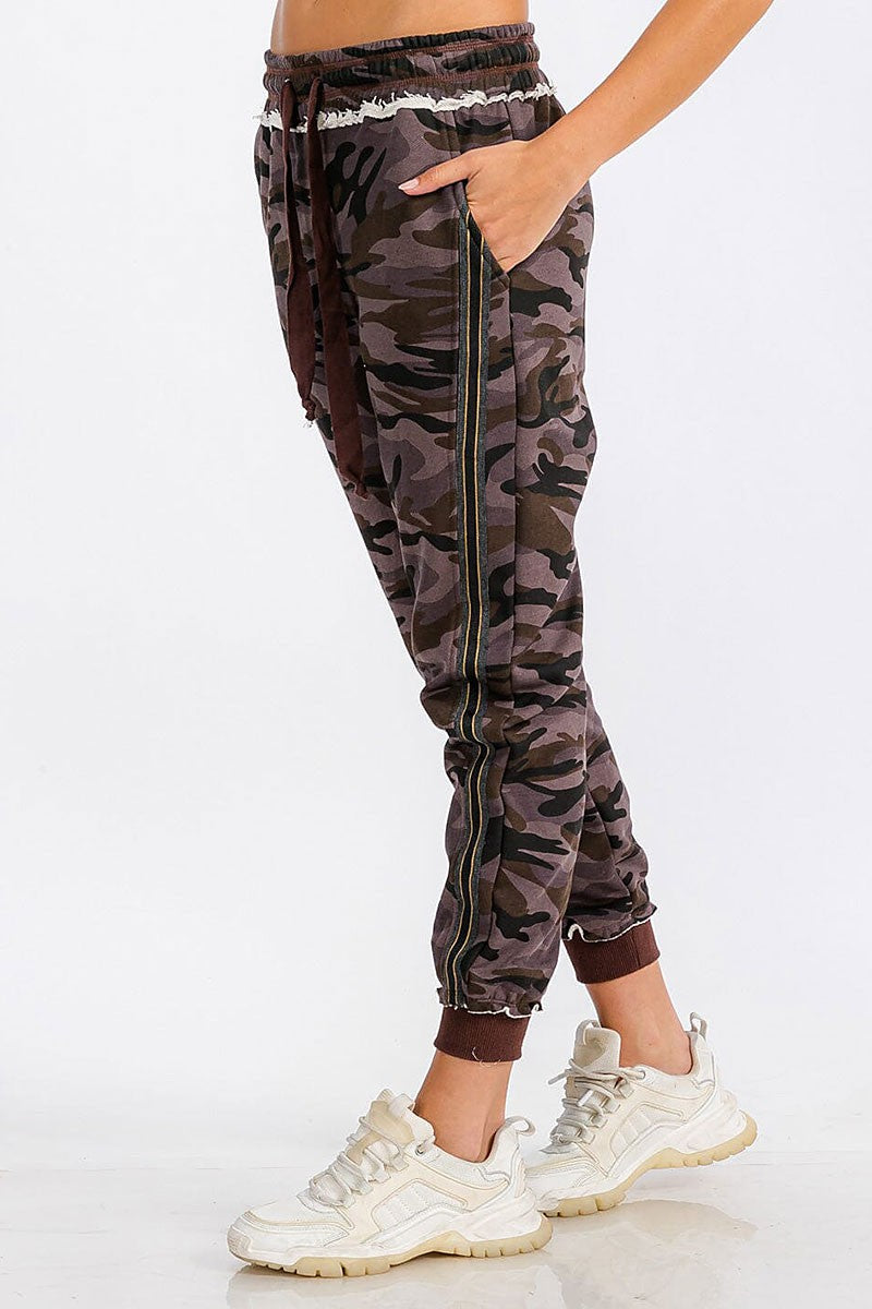 Front pocket camo print jogger sweatpants (RVWT6447)